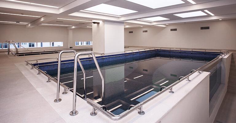 A imagem mostra um dos espaços de reabilitação do Hospital Samaritano Paulista, com uma piscina para os pacientes. 